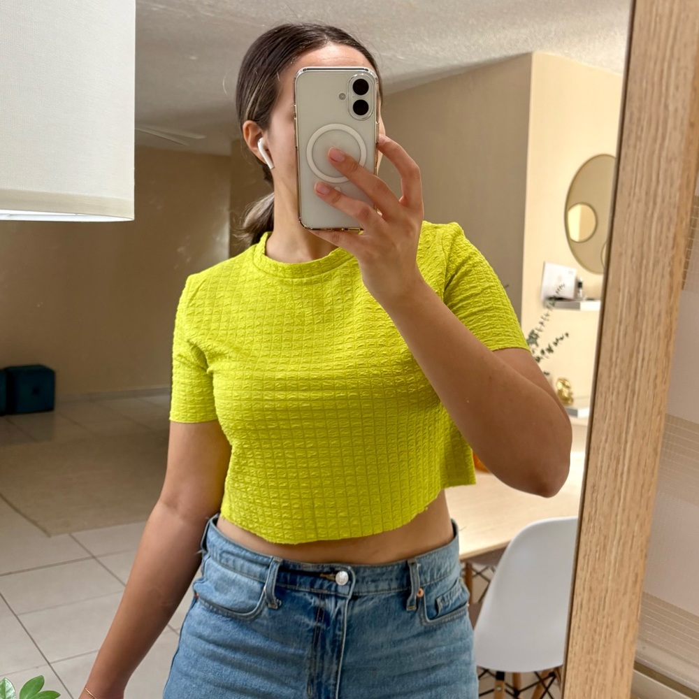 Neon Yellow Textured Tee ⭐️🌻 - Picture 2 of 5